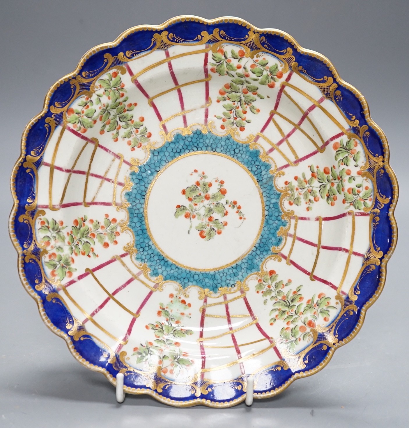 A Worcester scallop moulded plate with one of the many version of the Hop Trellis pattern, turquoise inner borderr and underglaze blue outer border, 21.5cm diameter